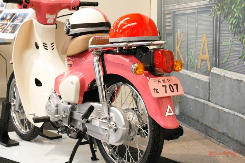 劇中に登場する仕様のスーパーカブに跨がれる 天気の子 展が松屋銀座で開催 モーサイ