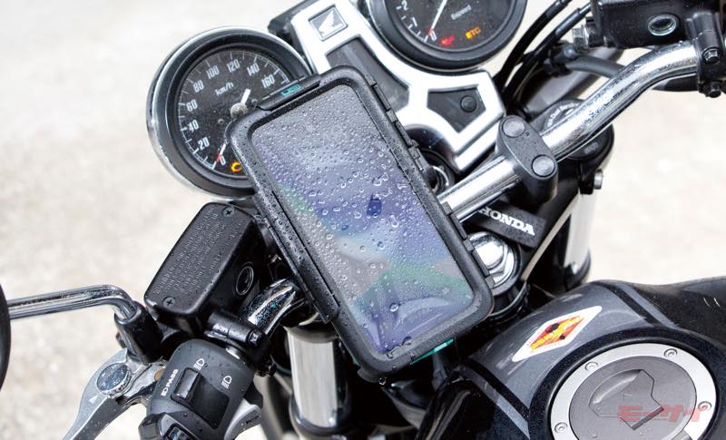 ハンドルまわり快適化計画 突然の雨や泥跳ねからスマホを守る ヘビーユーザーに超オススメのua製ハードケース モーサイ