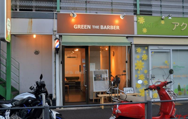髪型に悩むライダーはここに行け お店の前にはバイク 店内にもバイクという不思議な床屋さんを横浜で発見 モーサイ