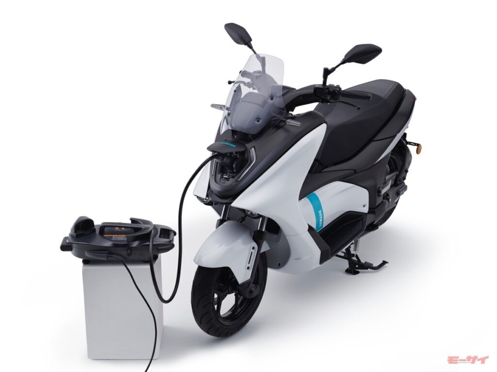 ヤマハ E01 EV 電動スクーター