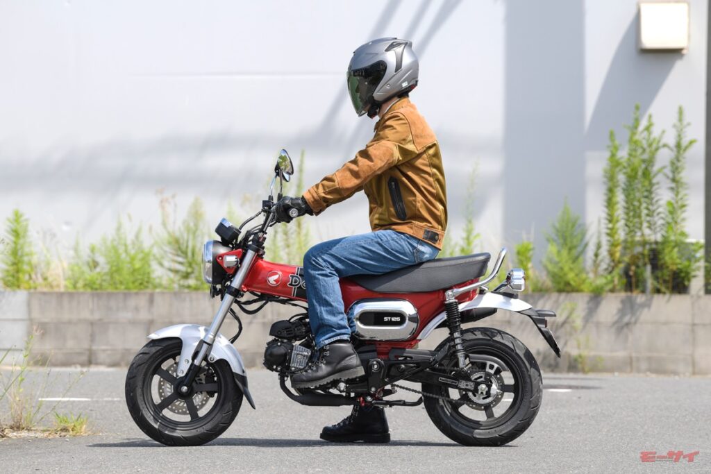 ダックス125　ホンダ　足つき