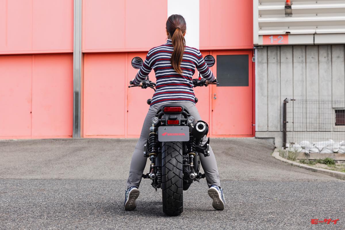 【ホンダ CL250実車チェック】身長159cm&170cmの足着きは? あれッ……レブルベースなのに足着きはツンツン!? | モーサイ ...