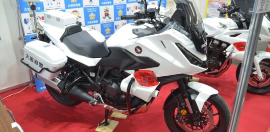 NT1100　白バイ　ホンダ