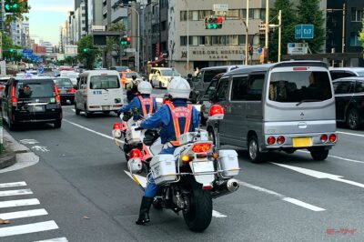 白バイ