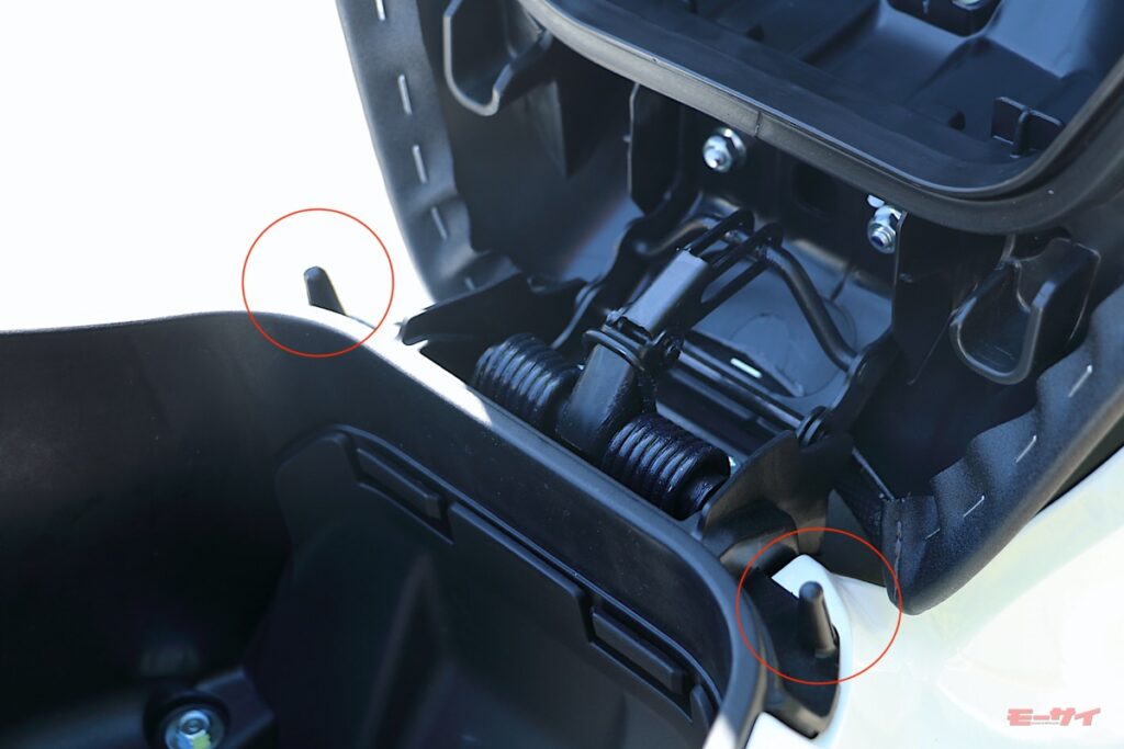 PCX　ホンダ　2025　ヘルメットホルダー　シート下