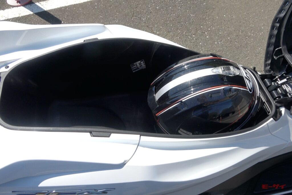 PCX　ホンダ　2025　シート下　収納　ヘルメット