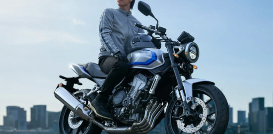 【公式】新型400ccネイキッド『CB400 SUPER FOUR E-Clutch』の価格と発売日が決定！ シリーズ最高58馬力＆14kgもの軽量化!? 完全に「旧CB400SF」を超えた!?【Honda2026新車ニュース】