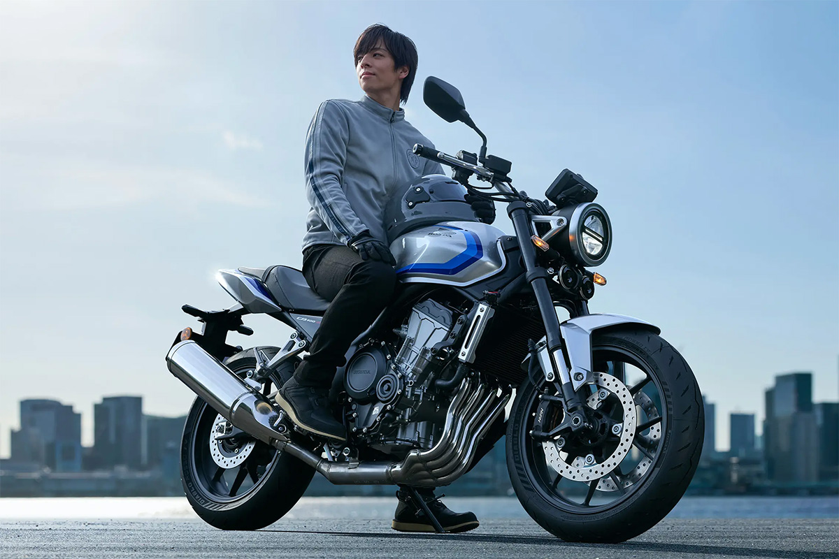 【公式】新型400ccネイキッド『CB400 SUPER FOUR E-Clutch』の価格と発売日が決定! シリーズ最高58馬力&14kgもの軽量化!? 完全に「旧CB400SF」を超えた!?【Honda2026新車ニュース】