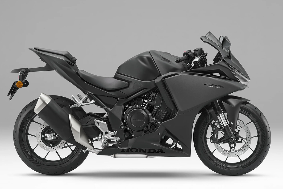 新型『CBR400R FOUR E-Clutch』の走りは高回転域で『CB400 SUPER FOUR E-Clutch』を上回る!? 馬力だけじゃなく足つき性も魅力のひとつ！【Honda2026新車ニュース】