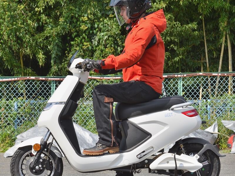 ライディングポジションは非常にオーソドックスで、慎重162㎝の筆者には可もなく不可もない感じ。とてもリラックスできるので、街中での切り返しや右左折でも困ることはないだろう。足着き性も非常にいい